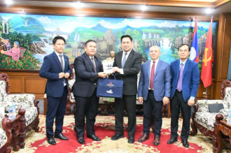 Champasak Leaders Discuss Stronger Cooperation with Cambodia